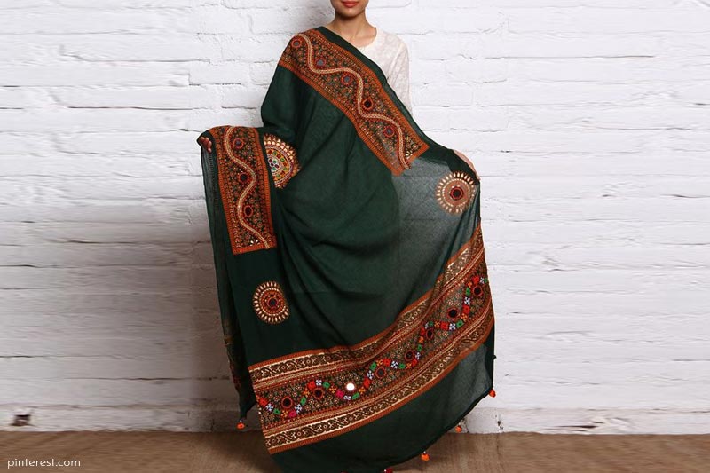 Dandiya Dress Ideas: ट्रेडिशनल आउटफिट्स पर लगाएं वेस्टर्न का तड़का - add  western flair to traditional outfits-mobile